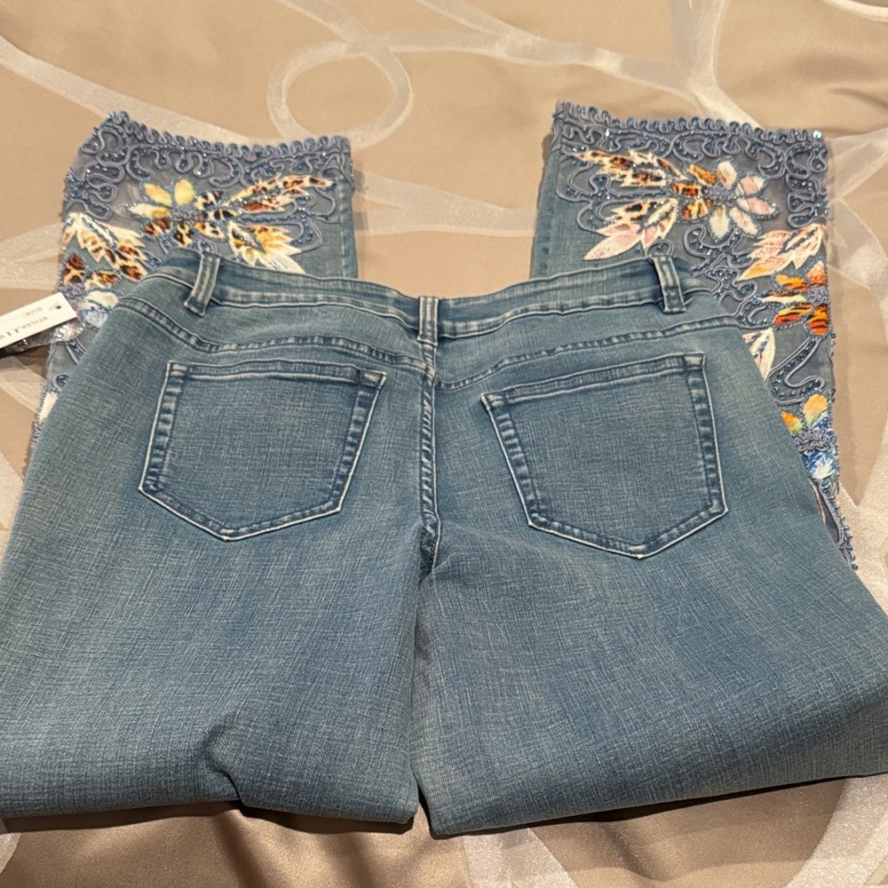 Elegant Embroidered Blue Cropped Jeans - Picture 3 of 4